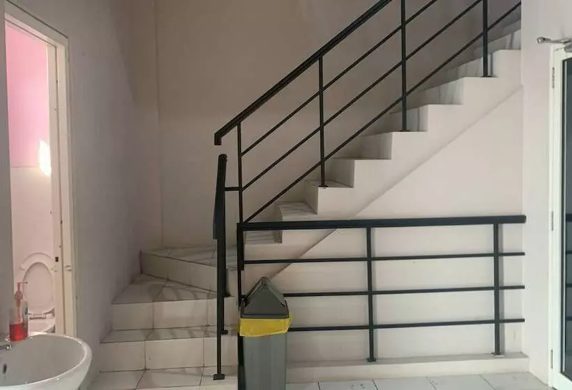 هتل Oyo 93122 Pondok Puti Sartika Syariah