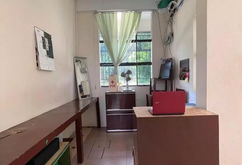 Hotelli Oyo 93178 Homestay Pakmuklis Syariah