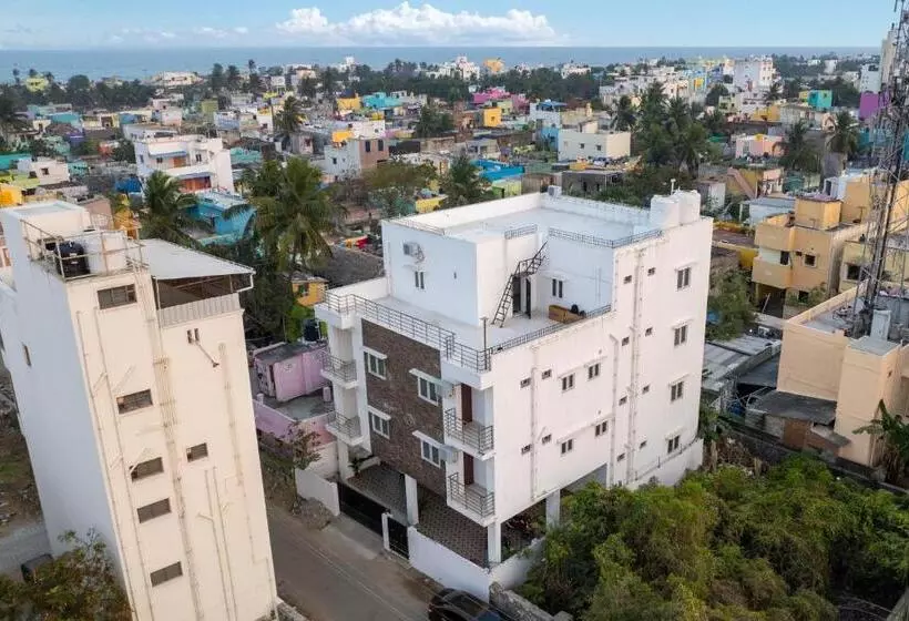 Hotelli Royal Beach Service Apartment