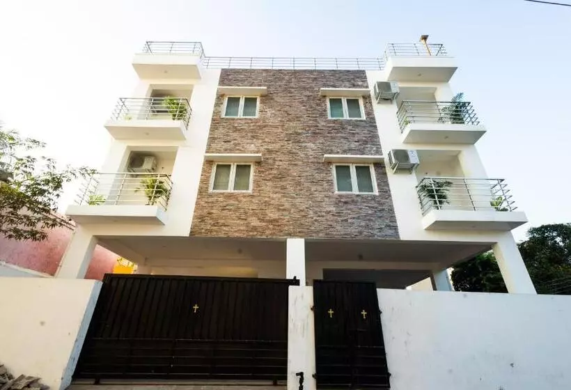 Hotelli Royal Beach Service Apartment