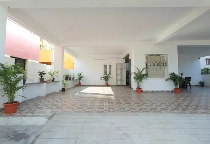 Hotelli Royal Beach Service Apartment