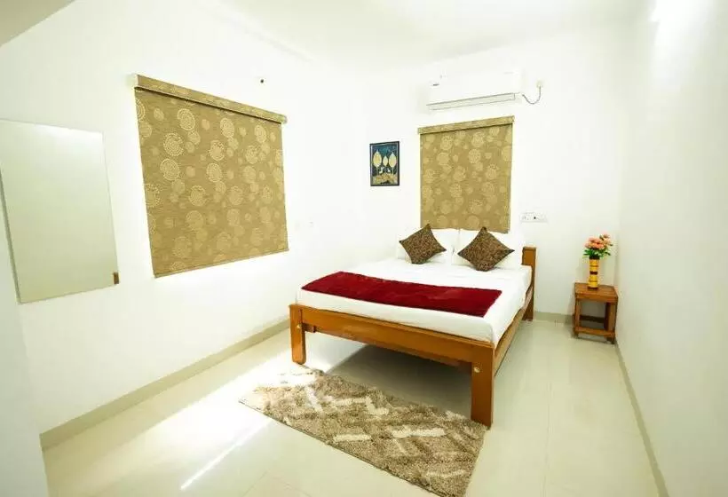 Hotelli Royal Beach Service Apartment