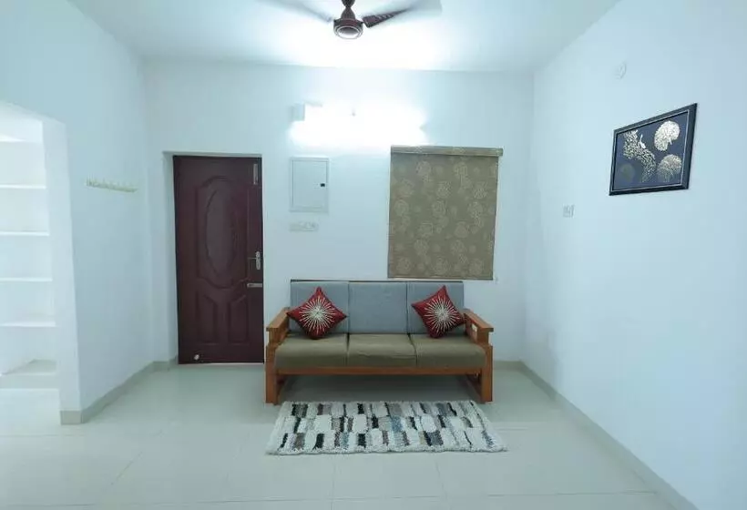 Hotelli Royal Beach Service Apartment