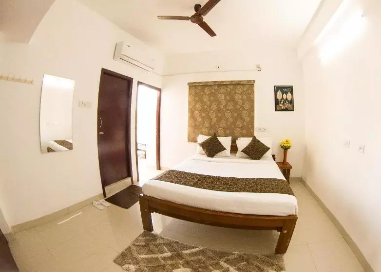 Hotelli Royal Beach Service Apartment