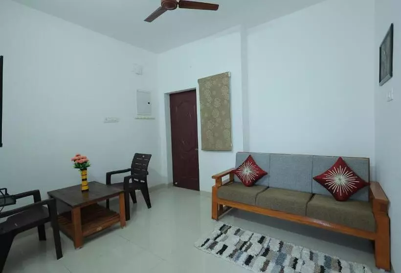 Hotelli Royal Beach Service Apartment