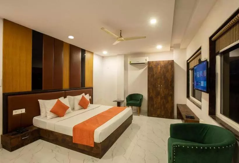 هتل Shoolin Suites By Delight Stay
