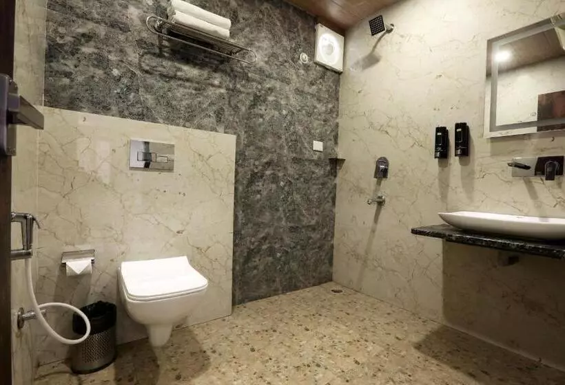 هتل Shoolin Suites By Delight Stay