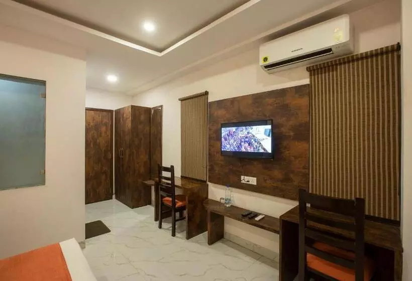 هتل Shoolin Suites By Delight Stay