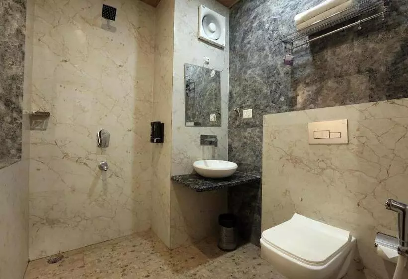هتل Shoolin Suites By Delight Stay