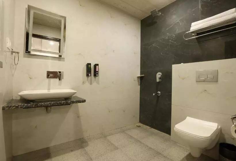 هتل Shoolin Suites By Delight Stay