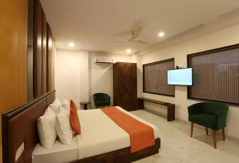 هتل Shoolin Suites By Delight Stay