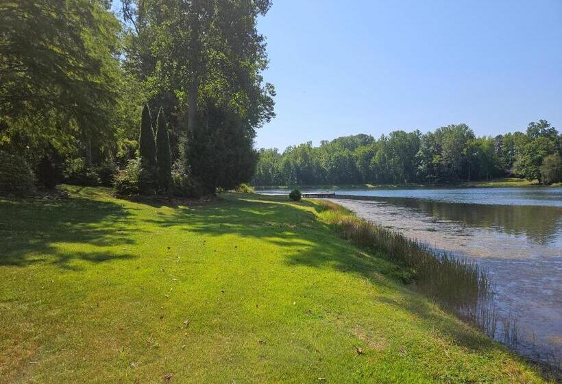 膳宿费 Beautiful Lake Front House