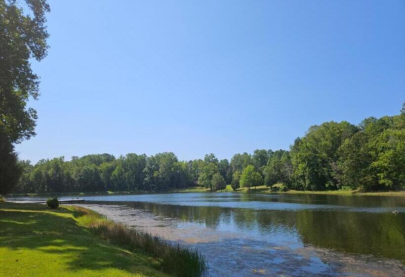膳宿费 Beautiful Lake Front House