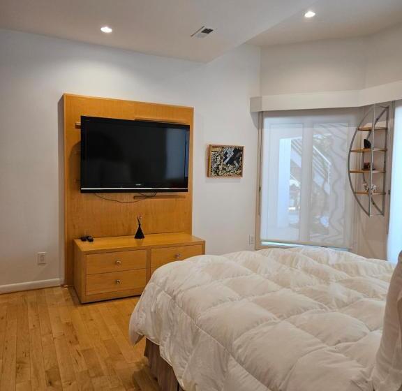 膳宿费 Beautiful Lake Front House