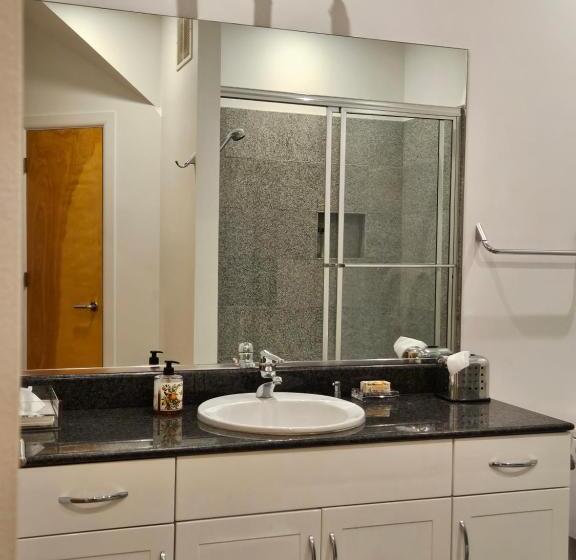 膳宿费 Beautiful Lake Front House