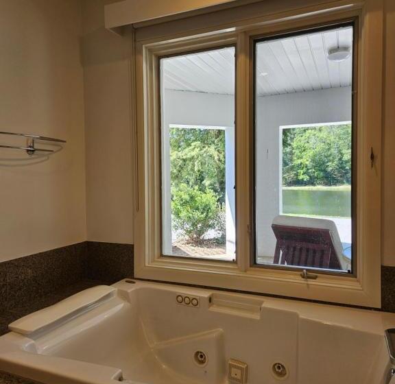 膳宿费 Beautiful Lake Front House