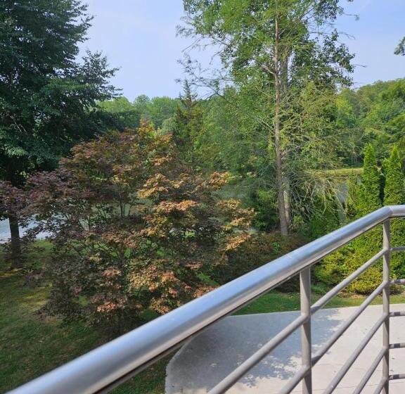 膳宿费 Beautiful Lake Front House