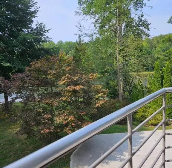 ペンション Beautiful Lake Front House
