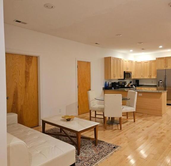 膳宿费 Beautiful Lake Front House