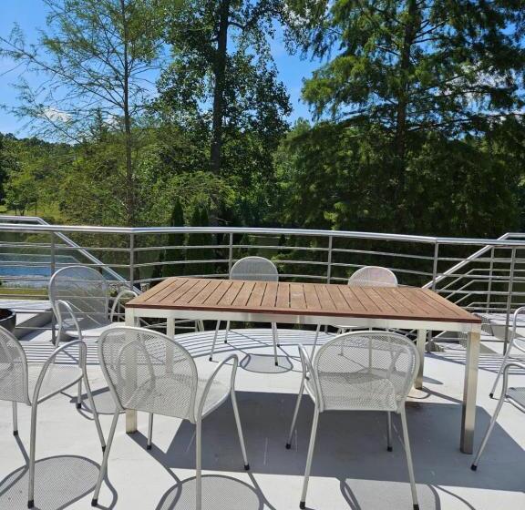 膳宿费 Beautiful Lake Front House