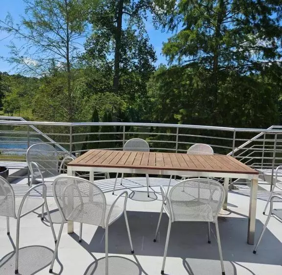 ペンション Beautiful Lake Front House