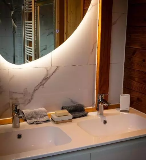 ベッドアンドブレックファースト Chambres Et Table D Hôtes Au Chalet Datcha