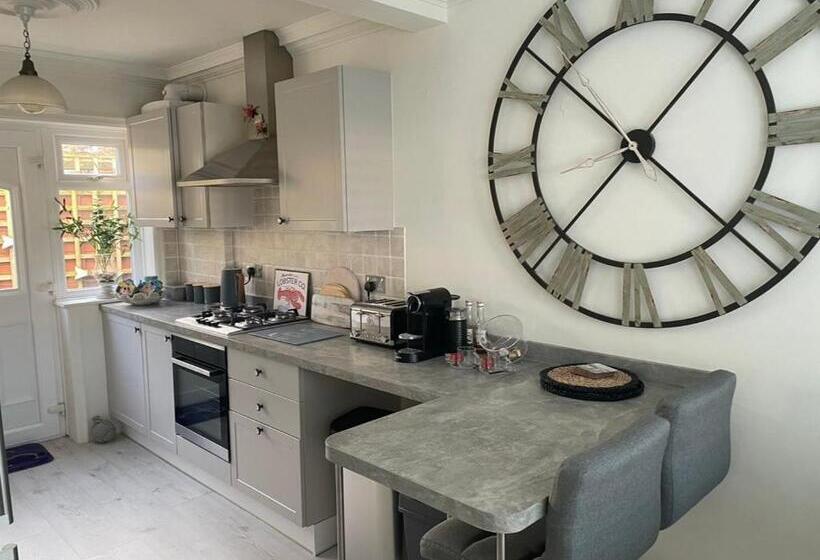 تختخواب و صبحانه Whitstable Lets