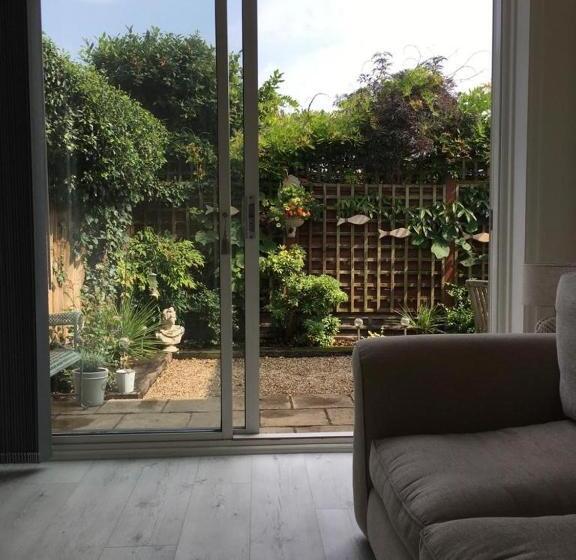 تختخواب و صبحانه Whitstable Lets