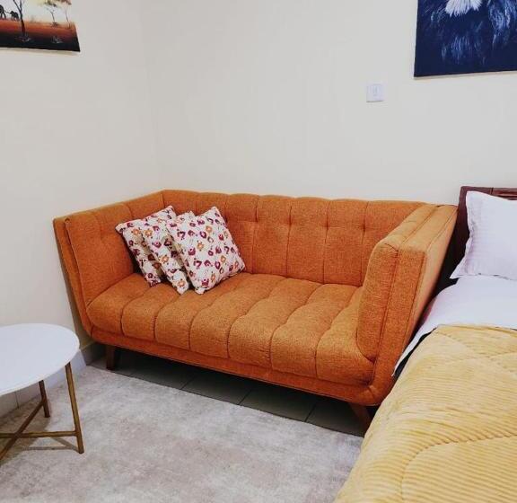 تختخواب و صبحانه Royalties