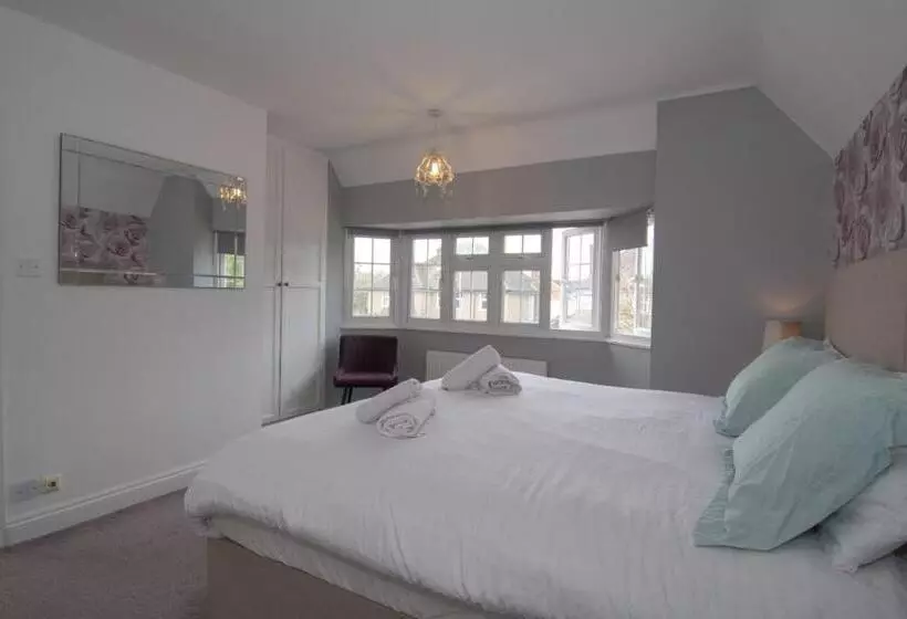 پانسیون Elegant And Spacious Private Room With Ensuite