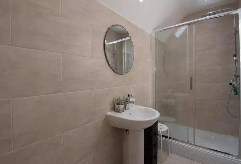 پانسیون Elegant And Spacious Private Room With Ensuite
