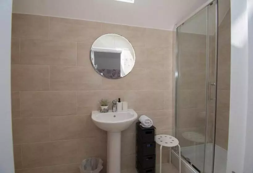پانسیون Elegant And Spacious Private Room With Ensuite