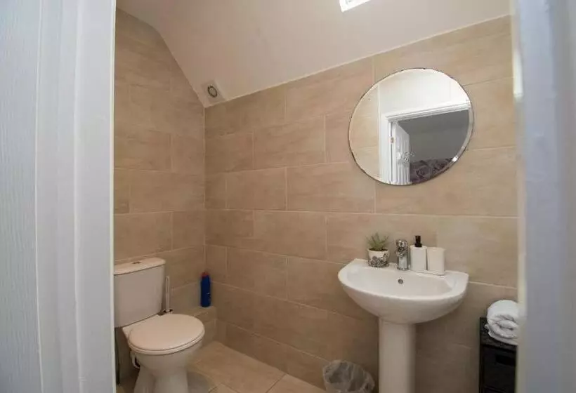 پانسیون Elegant And Spacious Private Room With Ensuite