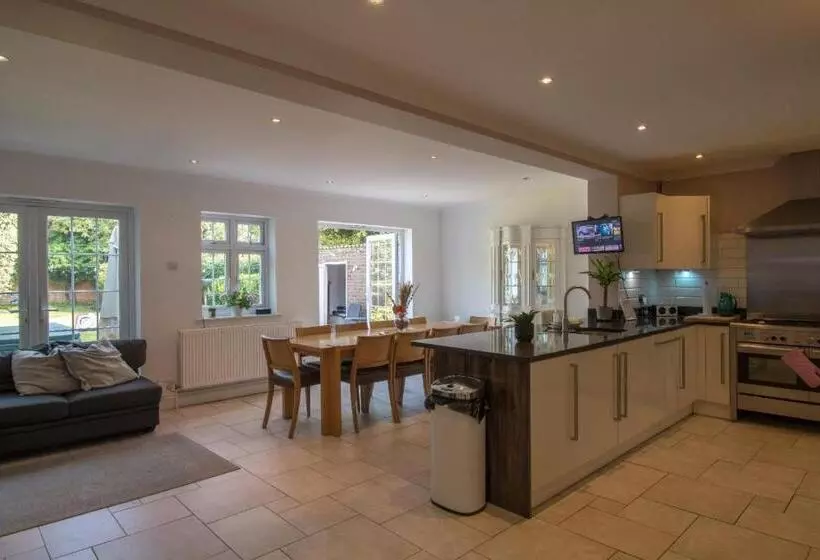 پانسیون Elegant And Spacious Private Room With Ensuite