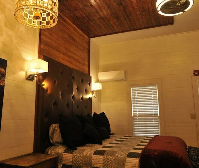 فندق Old Storehouse Inn