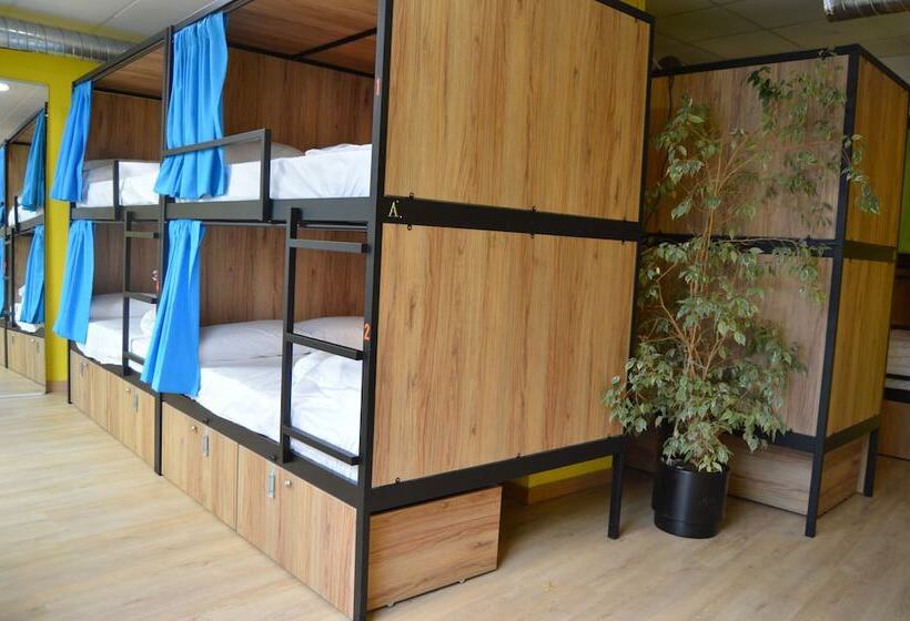 هتل کپسول Debod Hostel