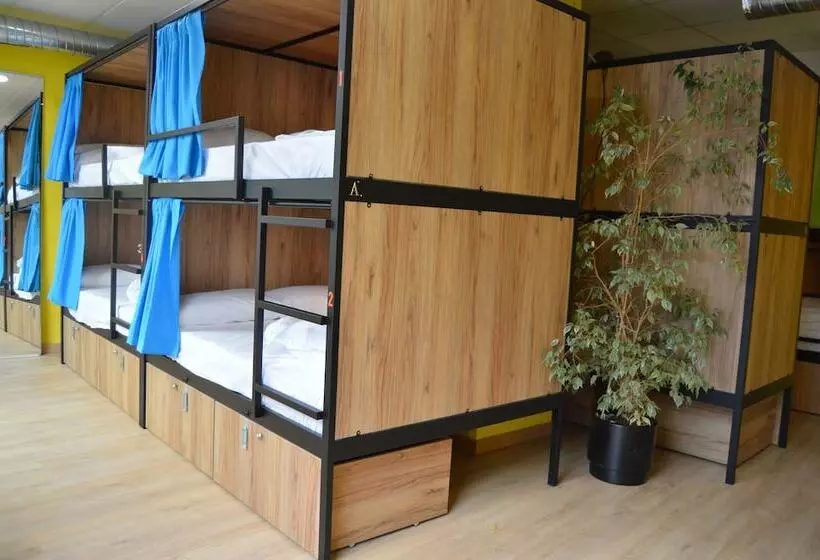 هتل کپسول Debod Hostel