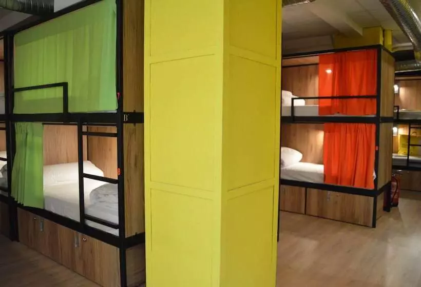 هتل کپسول Debod Hostel