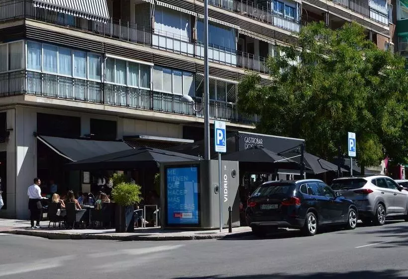 هتل کپسول Debod Hostel