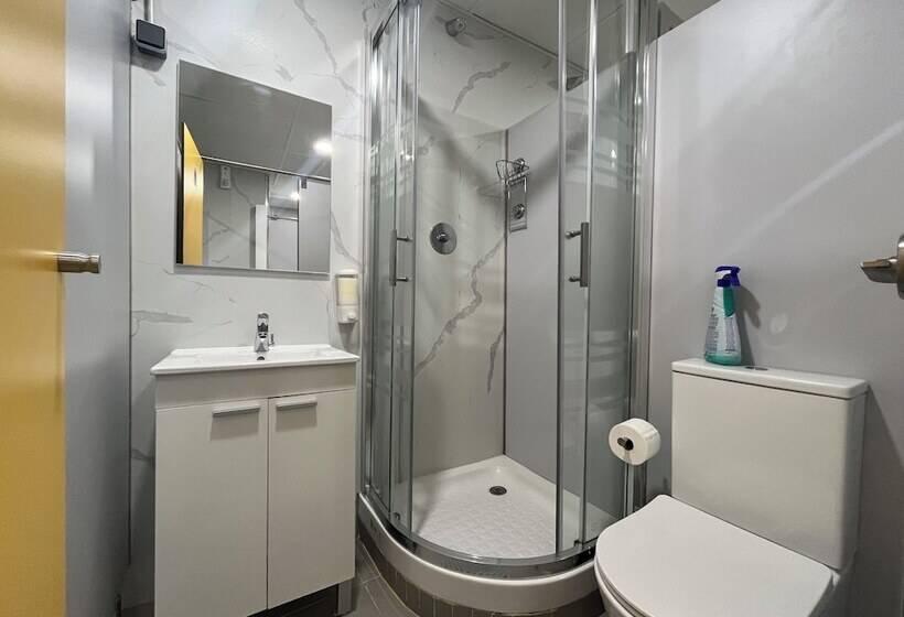 هتل کپسول Debod Hostel