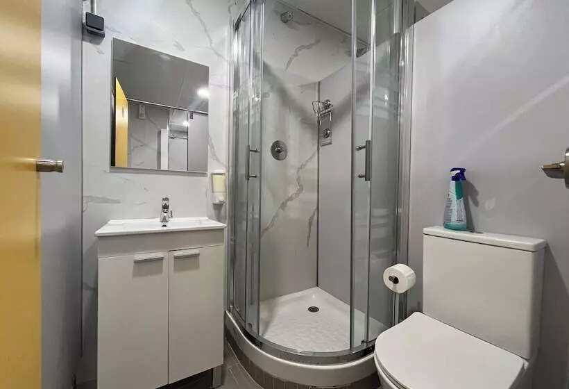 هتل کپسول Debod Hostel