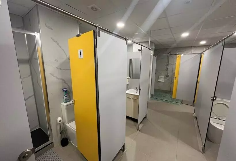 هتل کپسول Debod Hostel