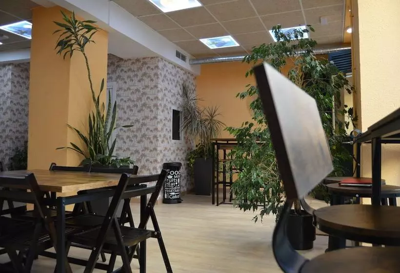 هتل کپسول Debod Hostel