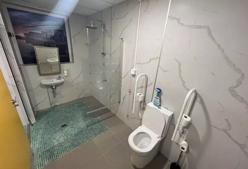 هتل کپسول Debod Hostel