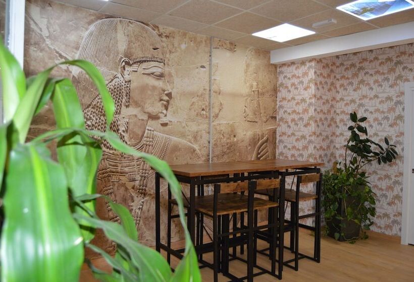 هتل کپسول Debod Hostel