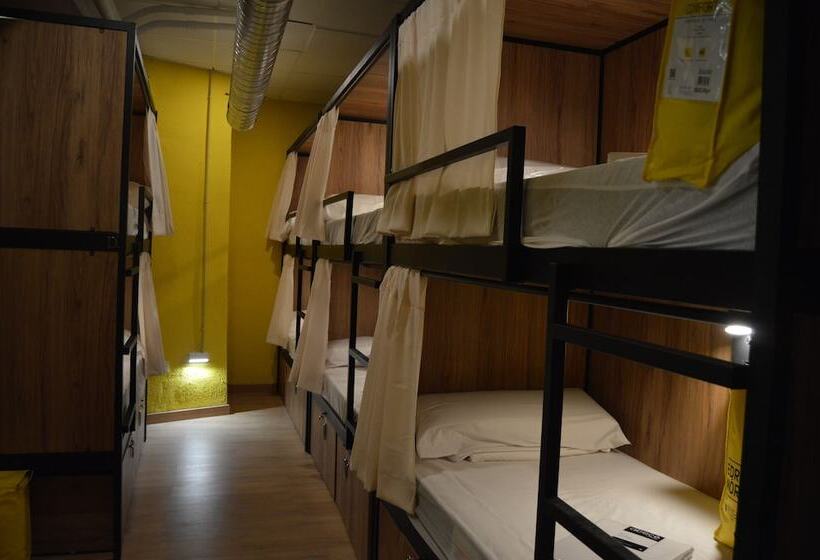 هتل کپسول Debod Hostel