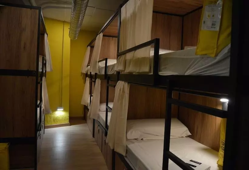 هتل کپسول Debod Hostel