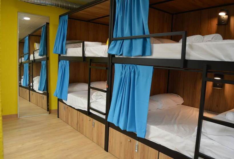 هتل کپسول Debod Hostel