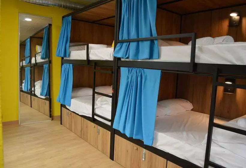 هتل کپسول Debod Hostel