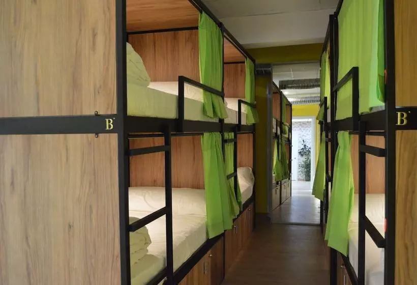 هتل کپسول Debod Hostel